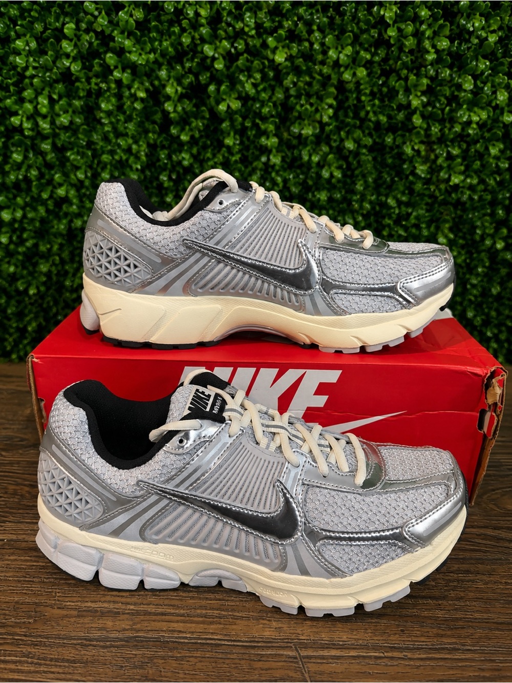 Nike Air Zoom Vomero 5 ‘Grey Fog/Chrome’ Men’s 9.5 Women’s 11 NEW IM3486 002